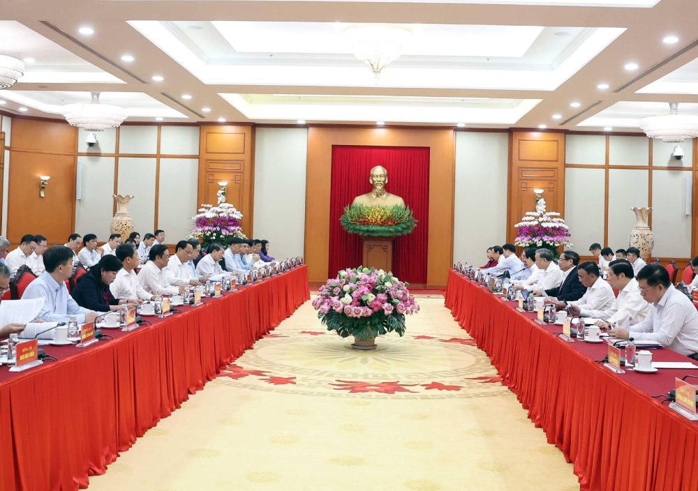 Bo Chinh tri lam viec voi Ban Thuong vu Dang uy Quoc hoi cho y kien ve cong tac chuan bi to chuc Dai hoi Dang bo Quoc hoi. Anh: TTXVN