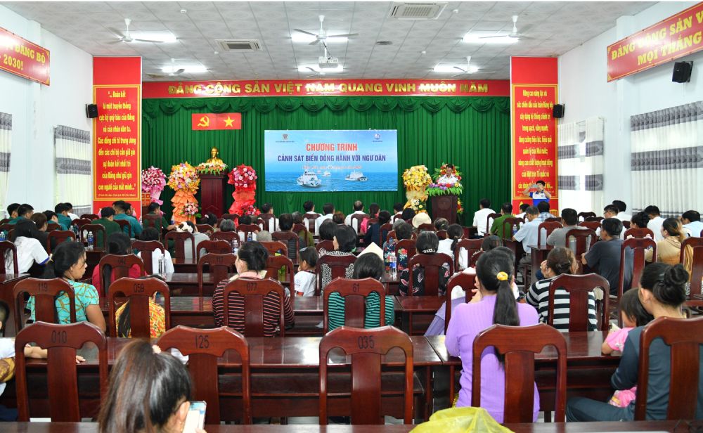 Nguoi dan den tham du chuong trinh. Anh: Duc Thai