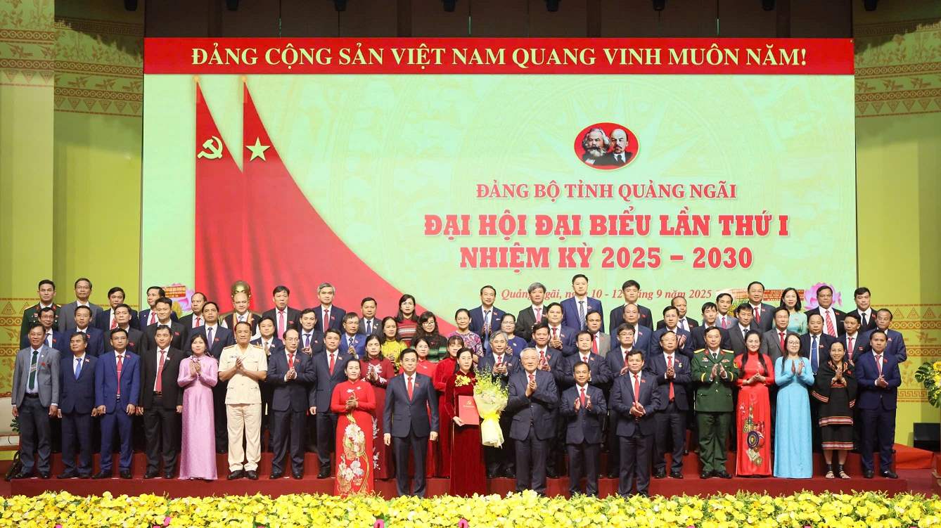 Uy vien Bo Chinh tri, Pho Thu tuong Thuong truc Chinh phu Nguyen Hoa Binh trao quyet dinh, tang hoa chuc mung va chup hinh luu niem voi Ban Chap hanh Dang bo tinh Quang Ngai. Anh: Vien Nguyen