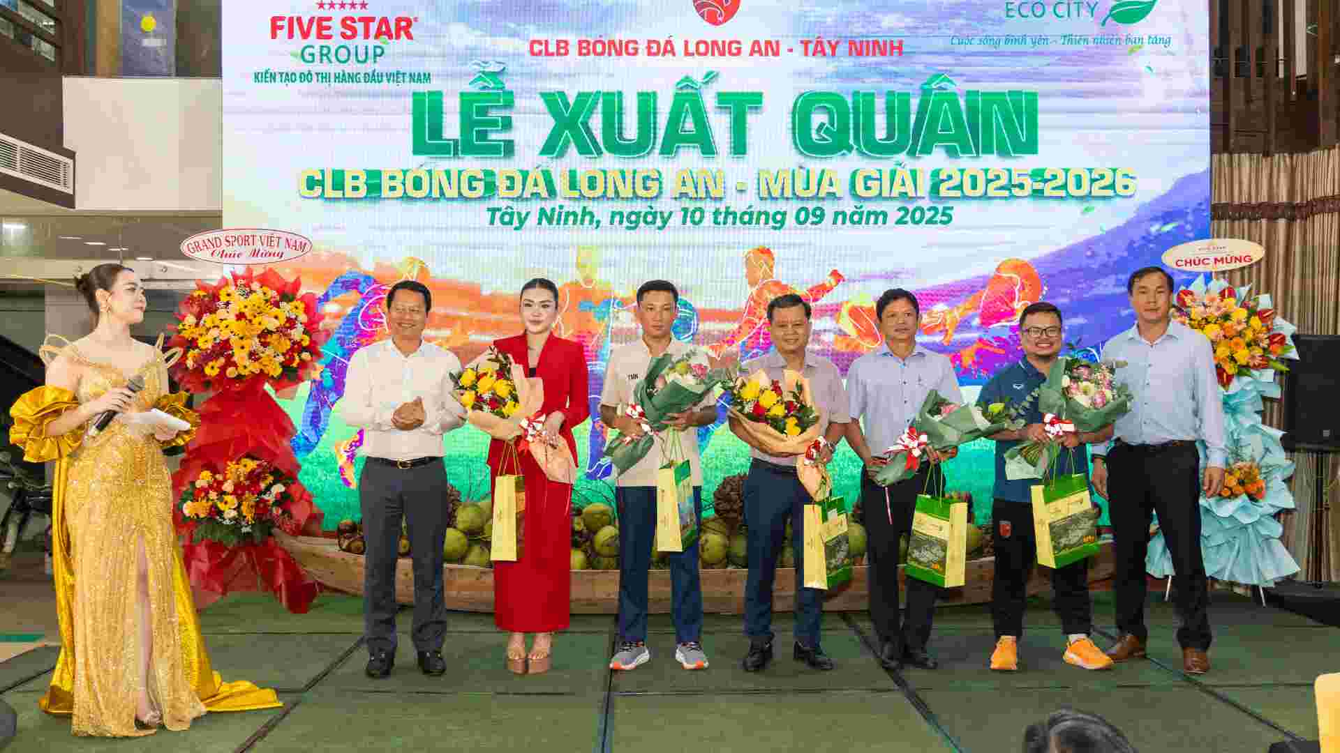 Voi su dong hanh cua nhieu nha tai tro, noi bat nhu Tap doan Quoc te Nam Sao - Five Star Group, bong da Long An ki vong som tai hien thoi hoang kim. Anh: CLB Long An