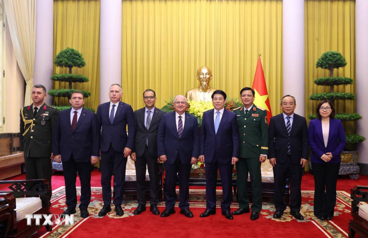 Chu tich nuoc Luong Cuong cung Bo truong Quoc phong Tho Nhi Ky Yasar Guler va cac dai bieu chup anh chung. Anh: TTXVN