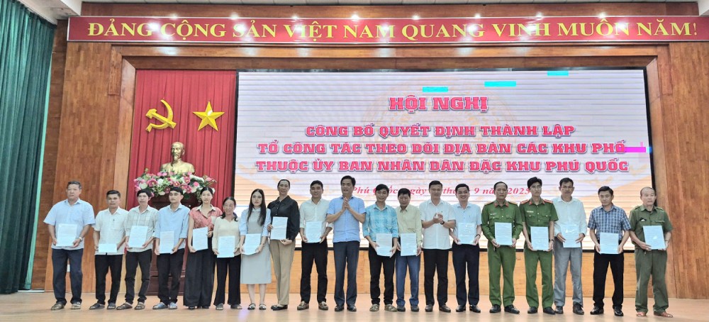 푸 특별 구역 인민위원회 소속 동네 지역을 감시하는 8개의 실무 그룹 설립. 사진: Khanh Van