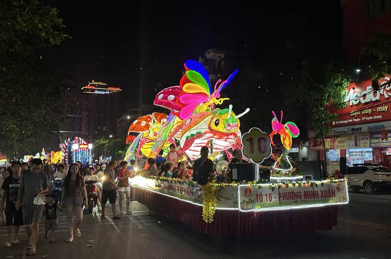 Khong khi Trung thu nhon nhip khap pho phuong. Anh: Viet Bac