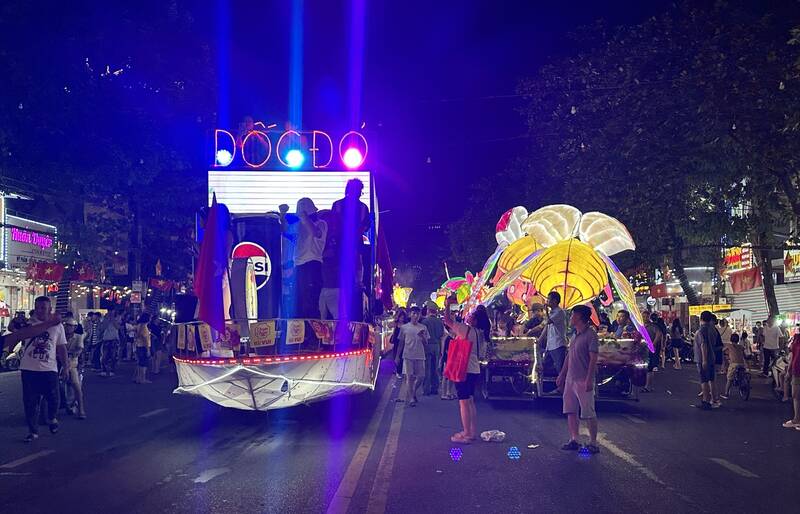 Nhung mo hinh den long khong lo doc dao. Anh: Viet Bac