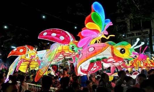 Những mô hình đèn lồng khổng lồ. Ảnh: Việt Bắc