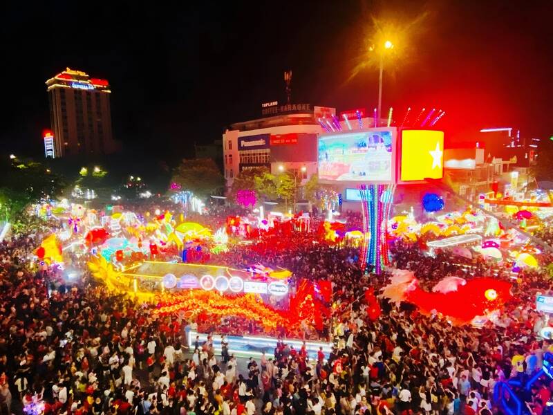 Hang nghin nguoi tap trung xem cac mo hinh den long. Anh: Viet Bac