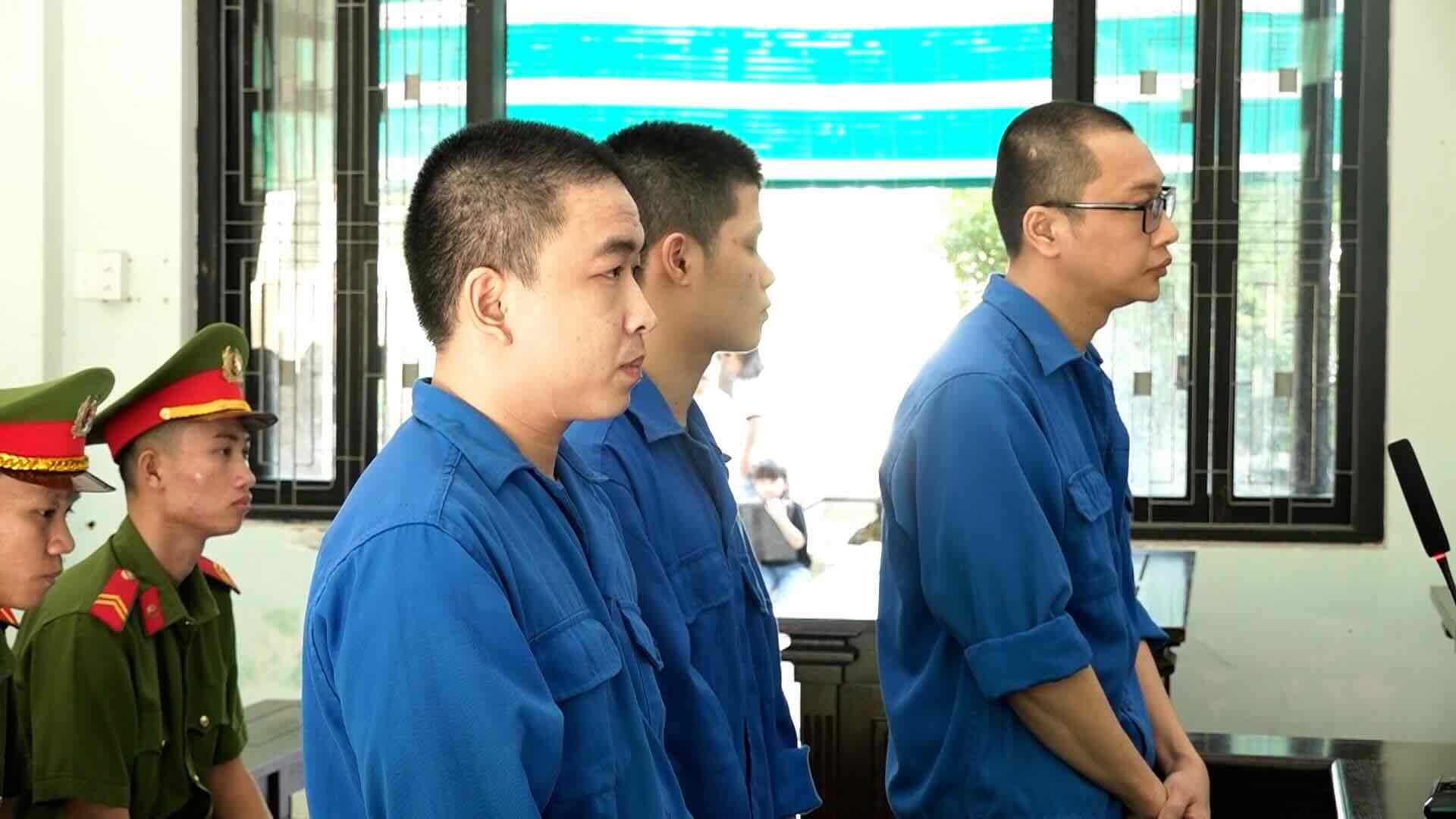 4 jeunes hommes de Hue organisent une consommation de drogue dans un bar et purgent ensemble une peine de prison. Photo : Ngoc Minh