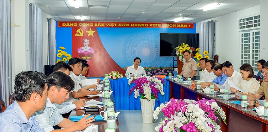 Le vice-president du Comite populaire provincial de Ca Mau Huynh Chi Nguyen travaille avec les parties prenantes pour lever les difficultes dans les projets. Photo : Nhat Ho