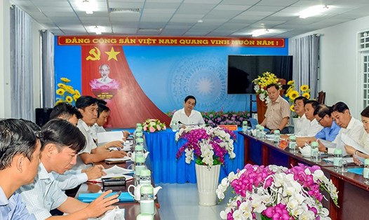 Phó Chủ tịch UBND tỉnh Cà Mau Huỳnh Chí Nguyện làm việc với các bên liên quan tháo gỡ khó khăn tại các dự án. Ảnh: Nhật Hồ