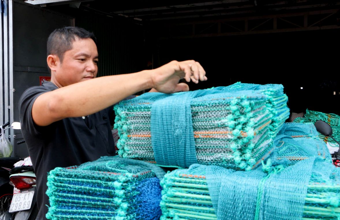 Lang dan luoi Thom Rom hien dang vao mua san xuat ngu cu phuc vu danh bat thuy san mua nuoc noi o mien Tay. Anh: Phuong Anh