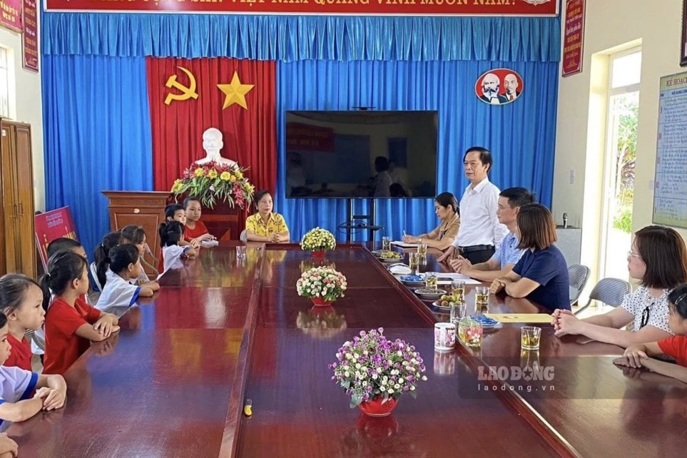 Mặt trận Tổ quốc Việt Nam tỉnh Thái Nguyên tặng quà cho học sinh nghèo vùng cao. Ảnh: Đặng Vũ