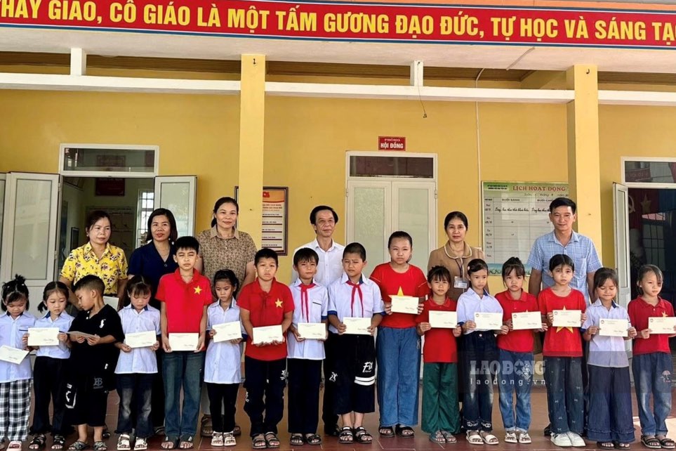 MTTQ tinh tang qua cho 20 hoc sinh co hoan canh dac biet kho khan. Anh: Dang Vu.