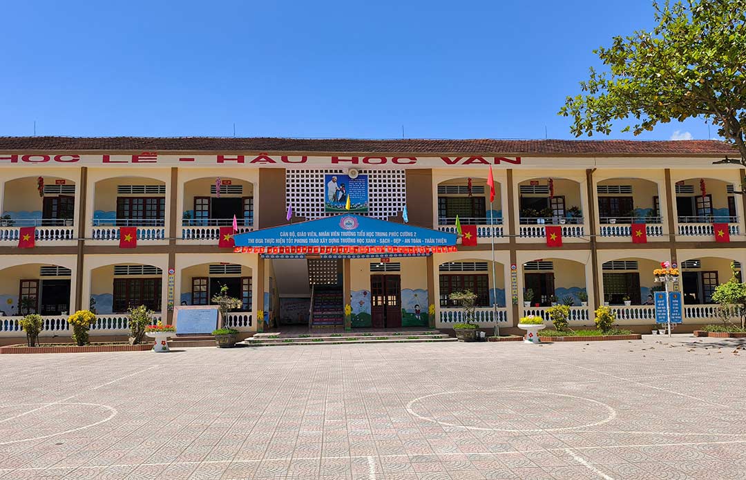 Hieu truong nha truong khang dinh muc dich cua viec sap nhap diem truong la tao dieu kien cho hoc sinh hoc tap tot hon. Anh: Quang Dai