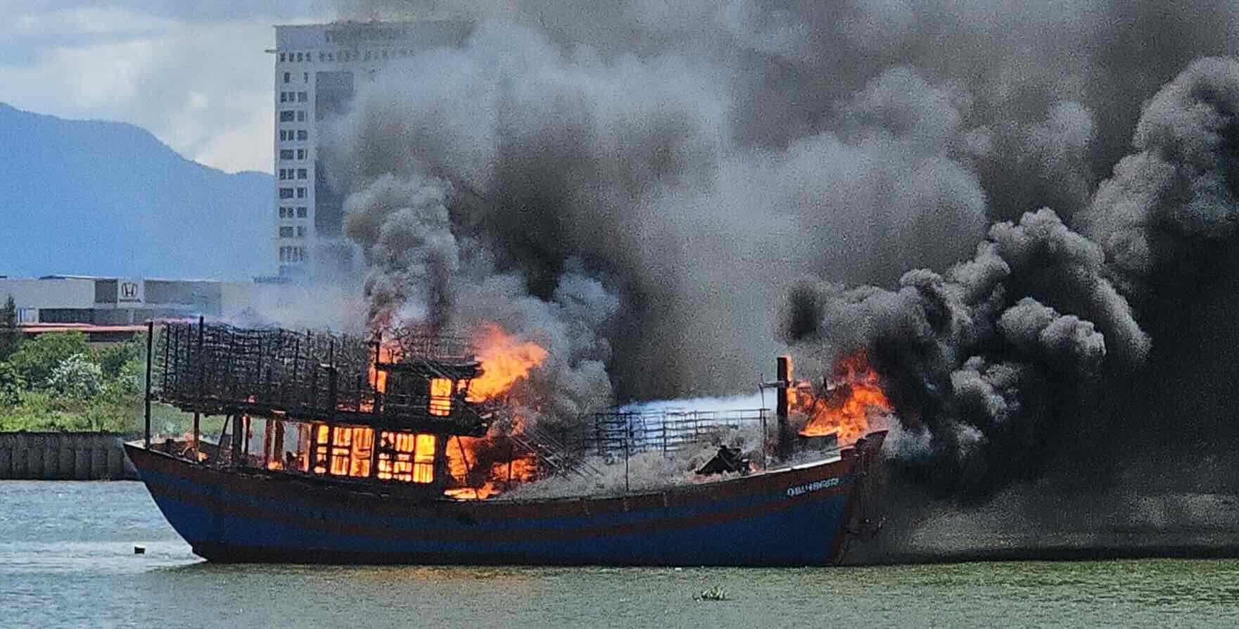 Fishing boat fire on Nhat Le River in Quang Tri. Photo: Border Guard