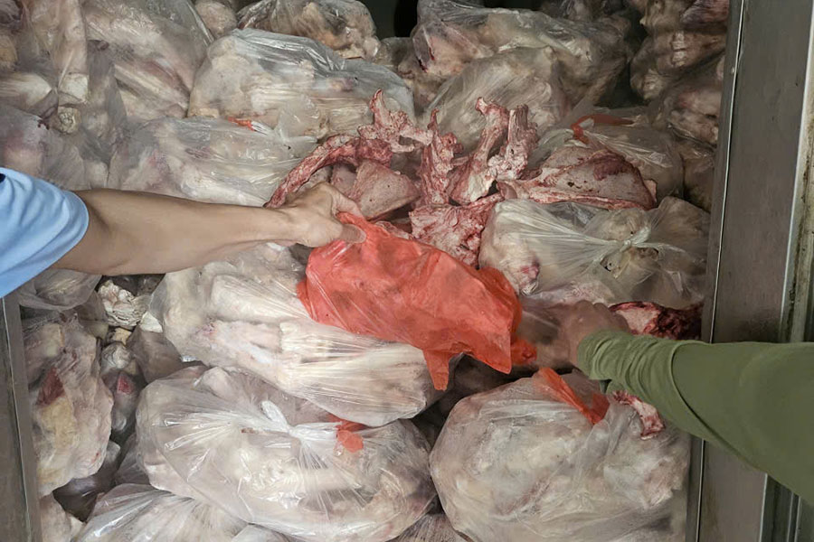 Le foie de bœuf est conserve dans un compartiment de congelation en forme de conteneur. Photo : Departement de la gestion du marche de Hanoï