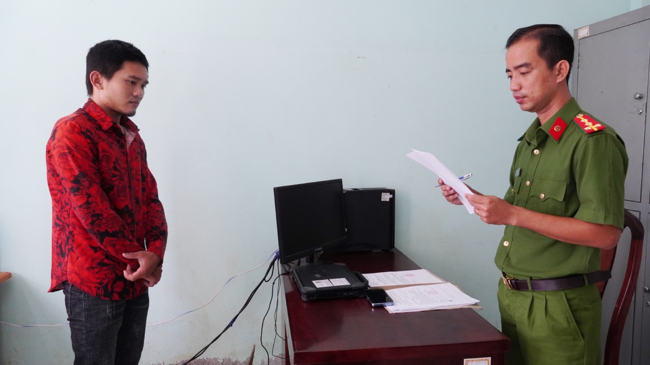 Công an xã An Thạnh Thủy (tỉnh Đồng Tháp) tống đạt quyết định khởi tố, tạm giam đối tượng sử dụng trái phép chất ma túy. Ảnh: Duy Phương