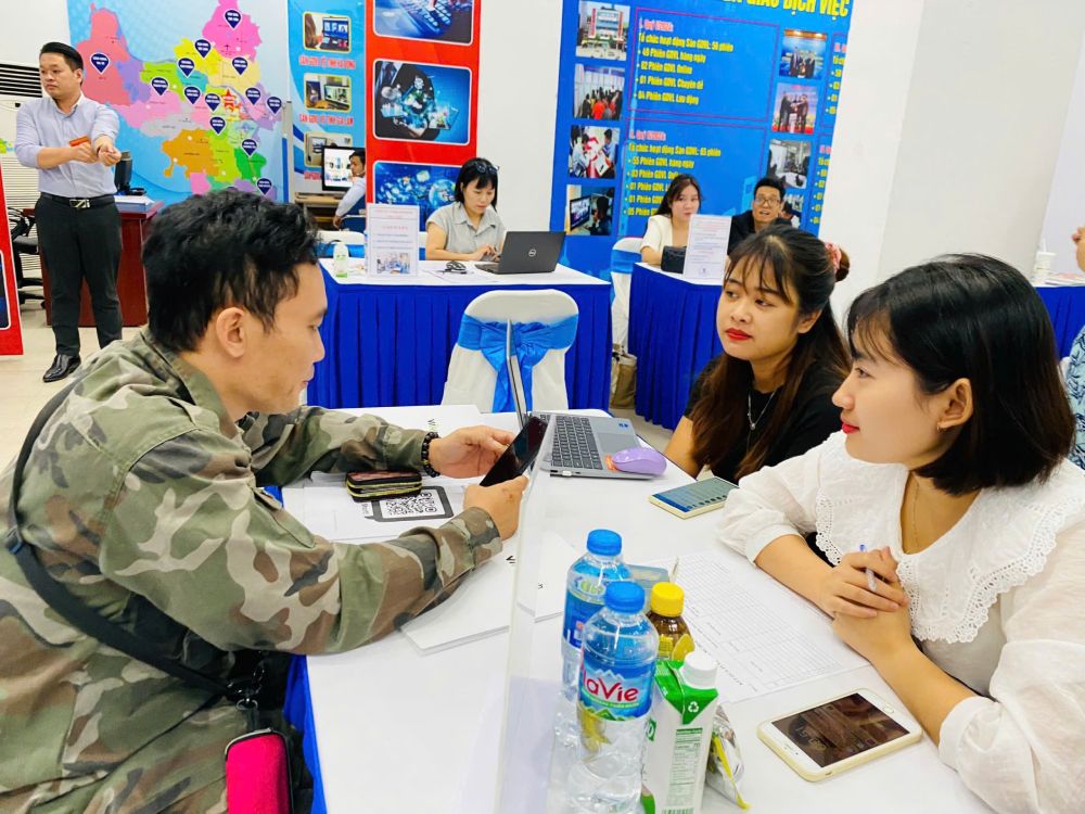 改正雇用法は2026年1月1日から施行され、職業訓練中の失業保険政策を享受する労働者の支援制度が強化されます。写真:Quynh Chi