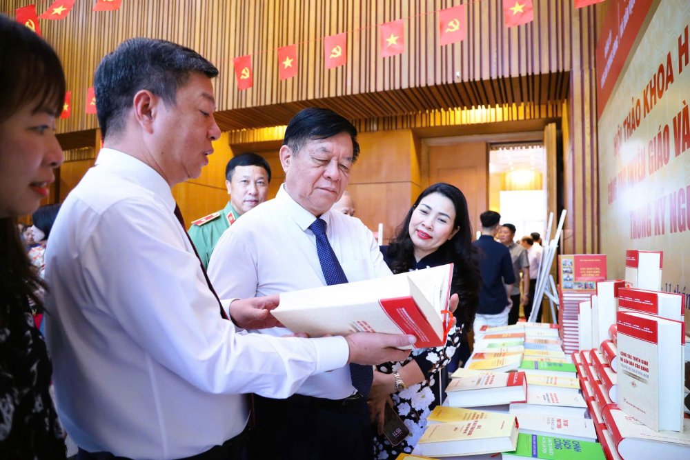 Truong Ban Tuyen giao va Dan van Trung uong Nguyen Trong Nghia va cac dai bieu tham quan khong gian trung bay sach cua Nha xuat ban Chinh tri quoc gia Su that tai Hoi thao. Anh: Tran Vuong