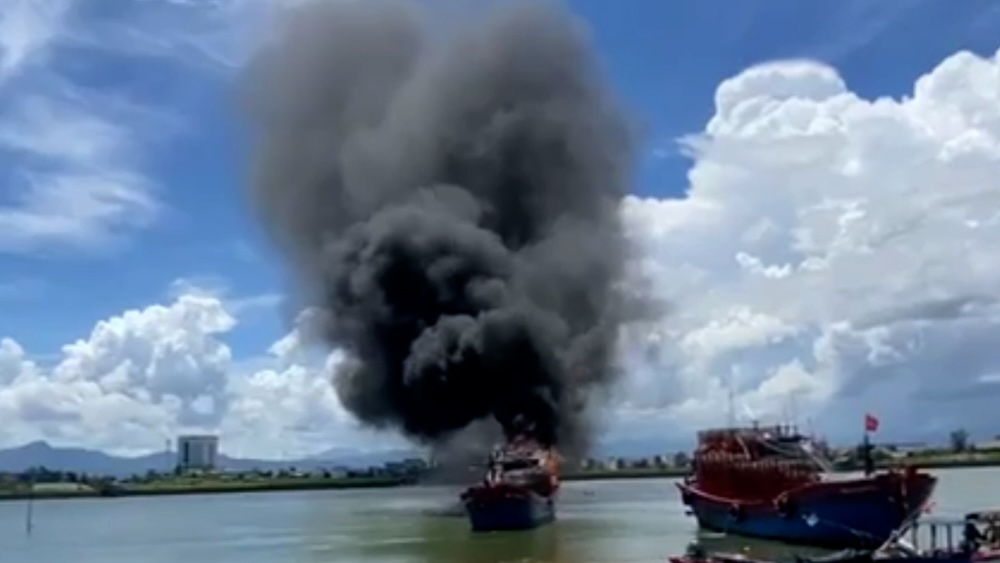The scene of a fishing boat caught fire fiercely on the Nhat Le River. Photo: Border Guard
