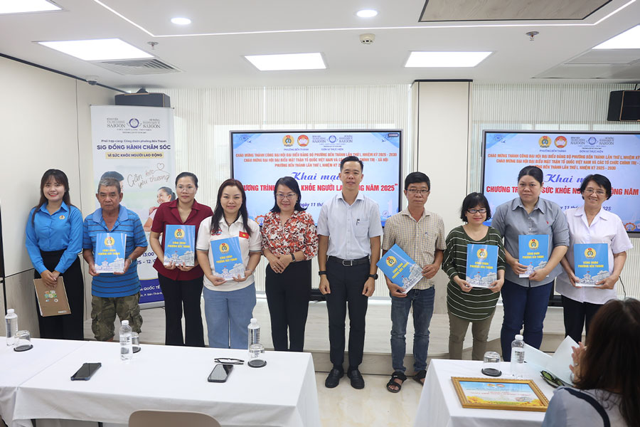 Tai chuong trinh, 50 cong nhan, doan vien cong doan va nguoi lao dong tren dia ban phuong Ben Thanh duoc kham, cham soc suc khoe mien phi. Anh: Duong Anh