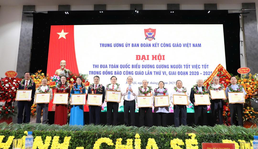 Pho Chu tich Uy ban Trung uong MTTQ Viet Nam Hoang Cong Thuy trao Bang khen cua Uy ban Trung uong MTTQ Viet Nam cho cac tap the, ca nhan. Anh: Minh Hien 