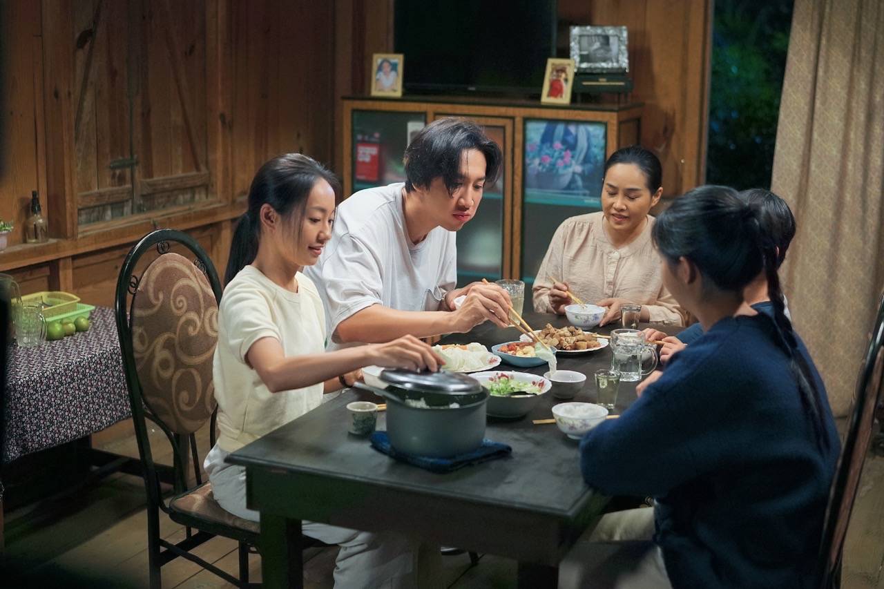 Lee Kwang Soo và Hoàng Hà đóng cặp trong phim. Ảnh: CGV.