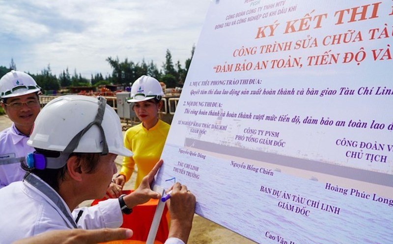 Representatives of the units signing the emulation treaty. Photo: Quoc Thinh