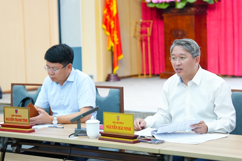 Bộ trưởng Nguyễn Hải Ninh chỉ đạo tháo gỡ khó khăn trong chuyển đổi số lĩnh vực hộ tịch. Ảnh: Bộ Tư pháp