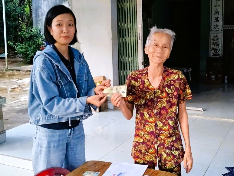 Can bo xa mien nui Hiep Duc, TP Da Nang truc tiep den tan nha trao qua ho tro nhan Quoc khanh 2.9 cho cac ho gia yeu, neo don. Anh: Truong An