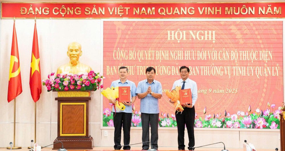 An Giang Provincial Party Secretary Nguyen Tien Hai presented the decision to Comrade Giang Thanh Khoa, Vice Chairman of the Provincial People's Committee (left cover) and Comrade Vo Minh Hoang, Chairman of the Provincial Party Committee's Inspection Committee. Photo: Trung Hieu