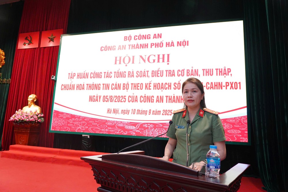 Thượng tá Đỗ Thị Phương Thảo, Phó trưởng Phòng Tổ chức cán bộ, quán triệt mục đích, yêu cầu hội nghị. Ảnh: Công an Hà Nội