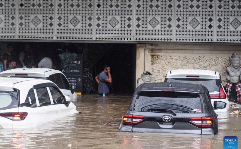 Vehicles flooded in Bali, Indonesia on September 11. Photo: Xinhua
