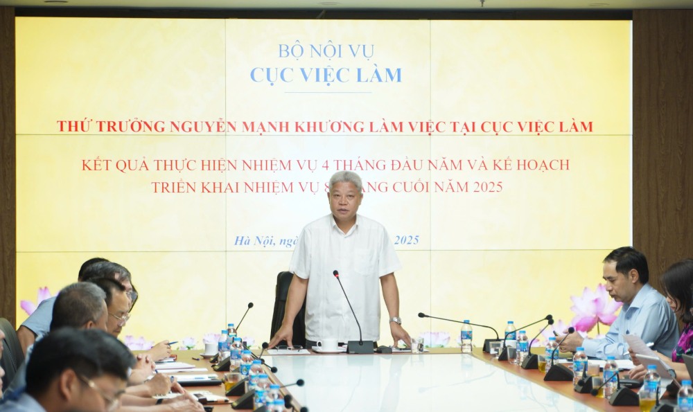 Le vice-ministre Nguyen Manh Khuong s'exprime lors d'une reunion de travail avec le Departement du travail. Photo : Quynh Chi