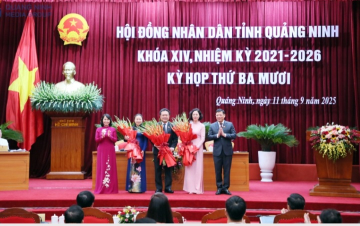 꽝닌성 인민의회 상임위원회가 새로운 임무와 직책을 맡은 개인에게 꽃다발을 전달하며 축하하고 있습니다. 사진: Nguyen Hung