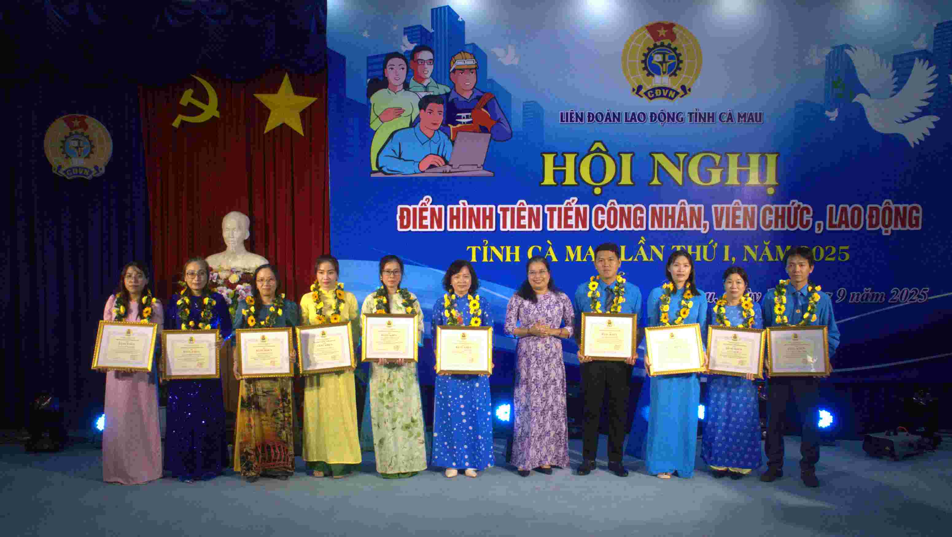 Cac ca nhan dat thanh tich xuat sac phong trao thi dua trong cong nhan, vien chuc, lao dong giai doan 2020 - 2025 duoc nhan bang khen. Anh: Nhat Ho
