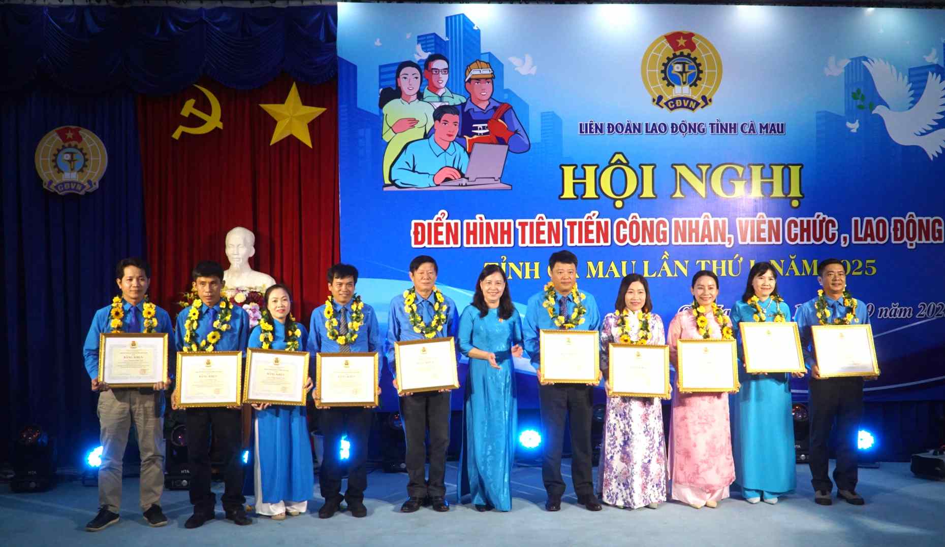 Cac ca nhan nhan bang khen cua LDLD tinh Ca Mau trong phong trao thi dua giai doan 2020 - 2025. Anh: Nhat Ho