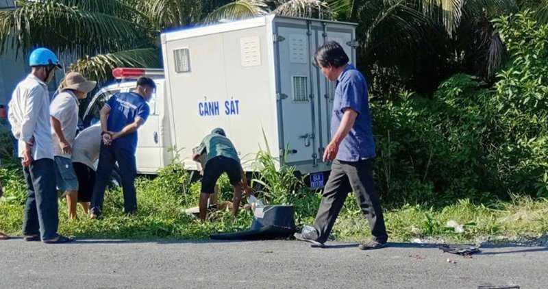 Un accident de la route a cause la mort d'une femme les forces de police de la circulation de Vinh Long sont presentes pour intervenir. Photo : Fournie par la police