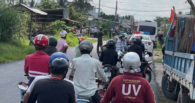 Giao thong qua khu vuc un tac cuc bo sau vu va cham khien mot phu nu tu vong. Anh: Minh Hoang