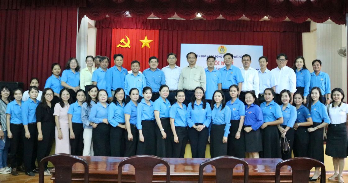 Lanh dao LDLD TP Can Tho chup anh luu niem cung cac CDCS. Anh: Van Nhanh