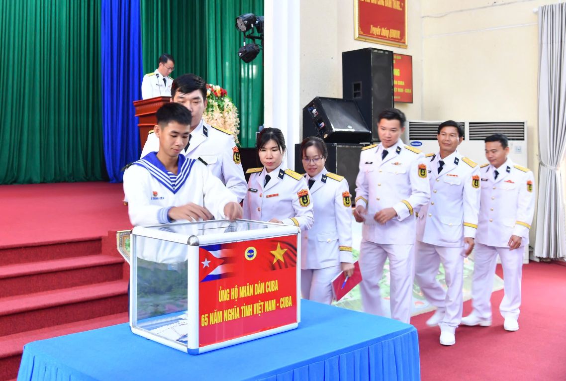  Can bo, chien si Lu doan 125, Vung 2 Hai Quan ung ho nhan dan Cuba. Anh: Van Duong