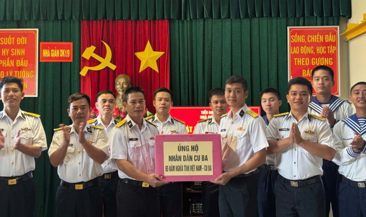 From offshore, ministries and soldiers of the DK1/9 squadron, Naval Region 2 have supported the Cuban people with their precious hearts. Photo: Van Duong
