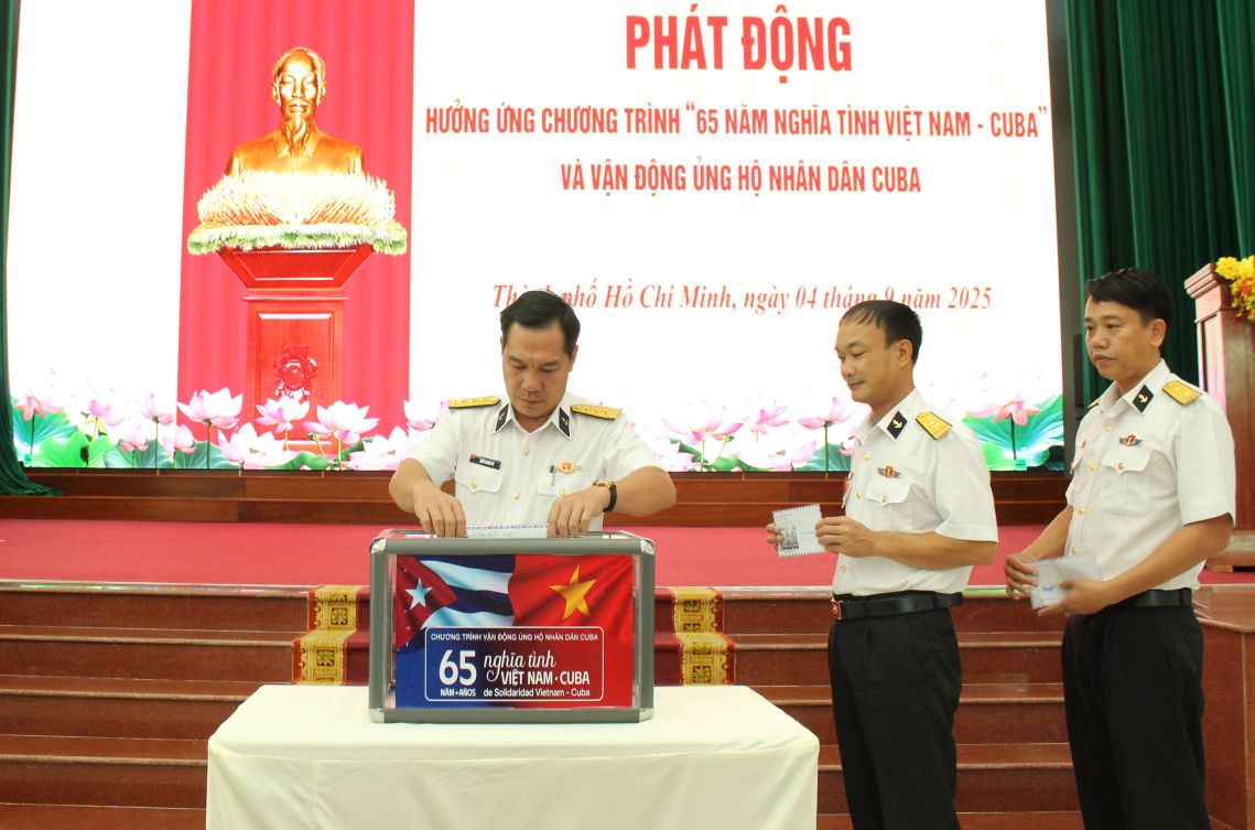 Can bo, chien si Lu doan 171, Vung 2 Hai Quan phat dong va ung ho nhan dan Cuba. Anh: Van Duong