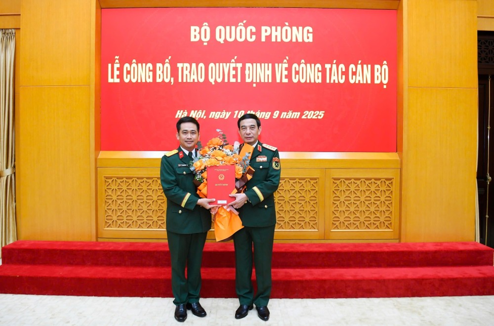 Bo truong Bo Quoc phong Phan Van Giang trao quyet dinh cho Dai ta Vu Tuan Anh. Anh: Viettel