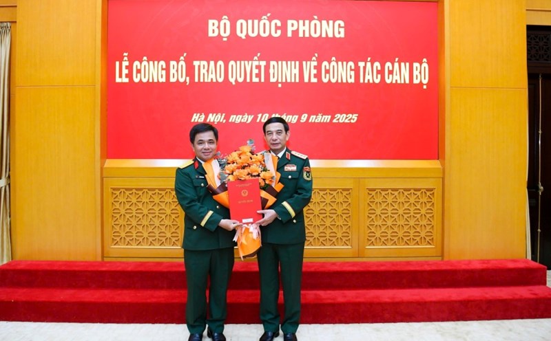 Minister of National Defense Phan Van Giang presented the decision to Colonel Nguyen Vu Ha to hold the position of Deputy General Director of the Military Industry - Telecommunications Group (Viettel). Photo: Viettel