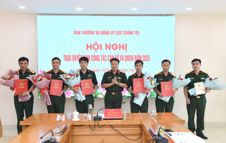 Thieu tuong Nguyen Ngoc Ngan - Bi thu Dang uy Cuc Chinh tri, Pho Chu nhiem Chinh tri Quan khu trao quyet cong tac can bo, quan nhan chuyen nghiep. Anh: Quan khu 2