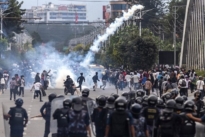 Bieu tinh o Kathmandu, Nepal xuat phat tu lenh cam mang xa hoi gay tranh cai trong gioi tre nuoc nay. Anh: AFP
