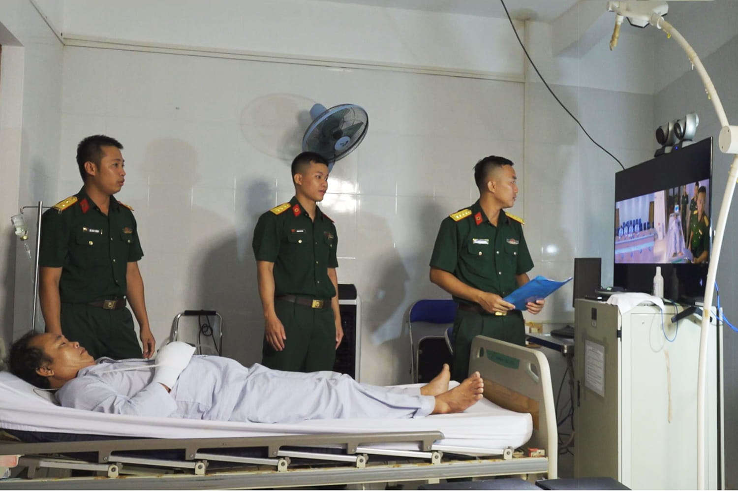 Doctors at Truong Sa Hospital consulted online with leading experts from Military Hospital 175 to treat the fishermen in distress. Photo: Thanh Binh