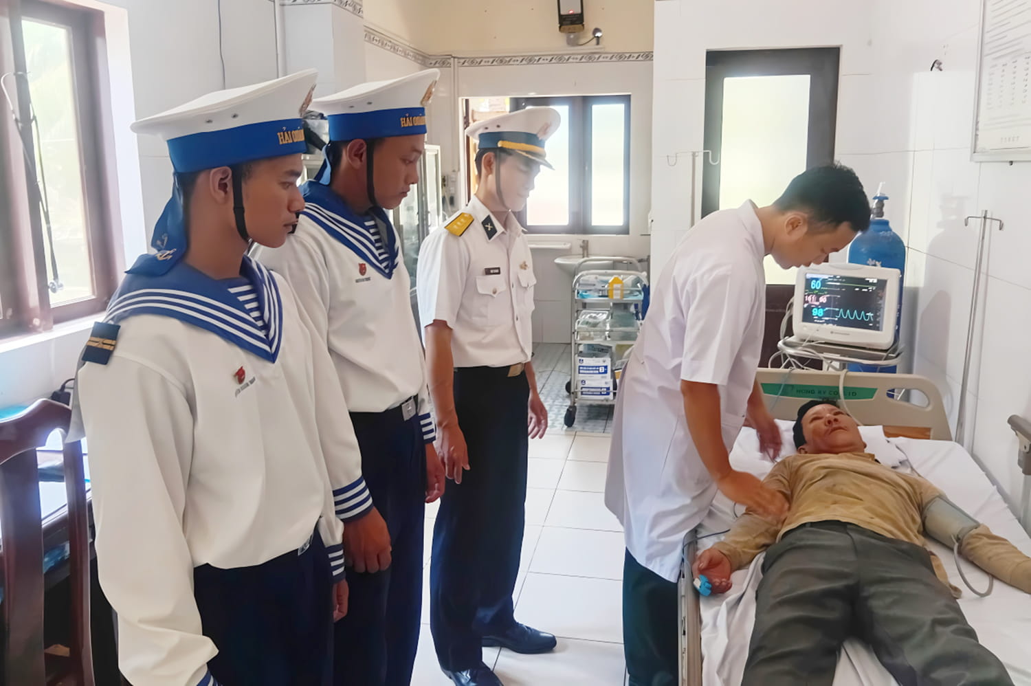 Bac si dao Truong Sa tham kham cho ngu dan Nguyen Van Lai. Anh: Thanh Binh 