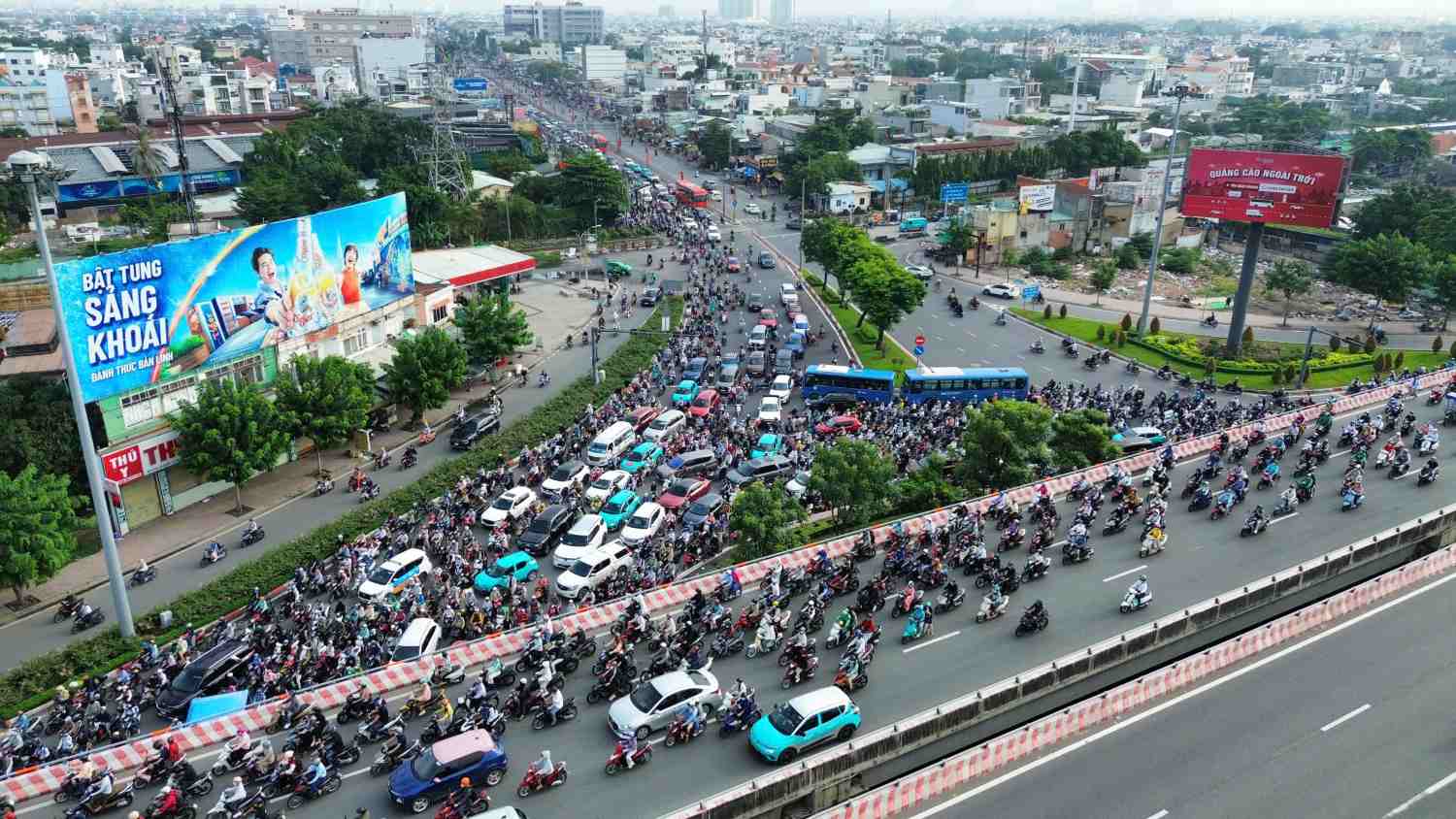 Inondations aux heures de pointe a la porte d'entree du nord-est de Ho Chi Minh-Ville en raison de l'ajustement de la circulation sur les ponts Binh Trieu 1 et 2. Photo : Anh Tu
