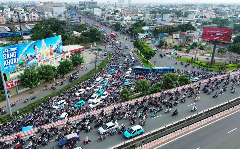 Peak hour congestion at the Northeast gateway of Ho Chi Minh City due to traffic adjustment through Binh Trieu 1 and 2 bridges. Photo: Anh Tu